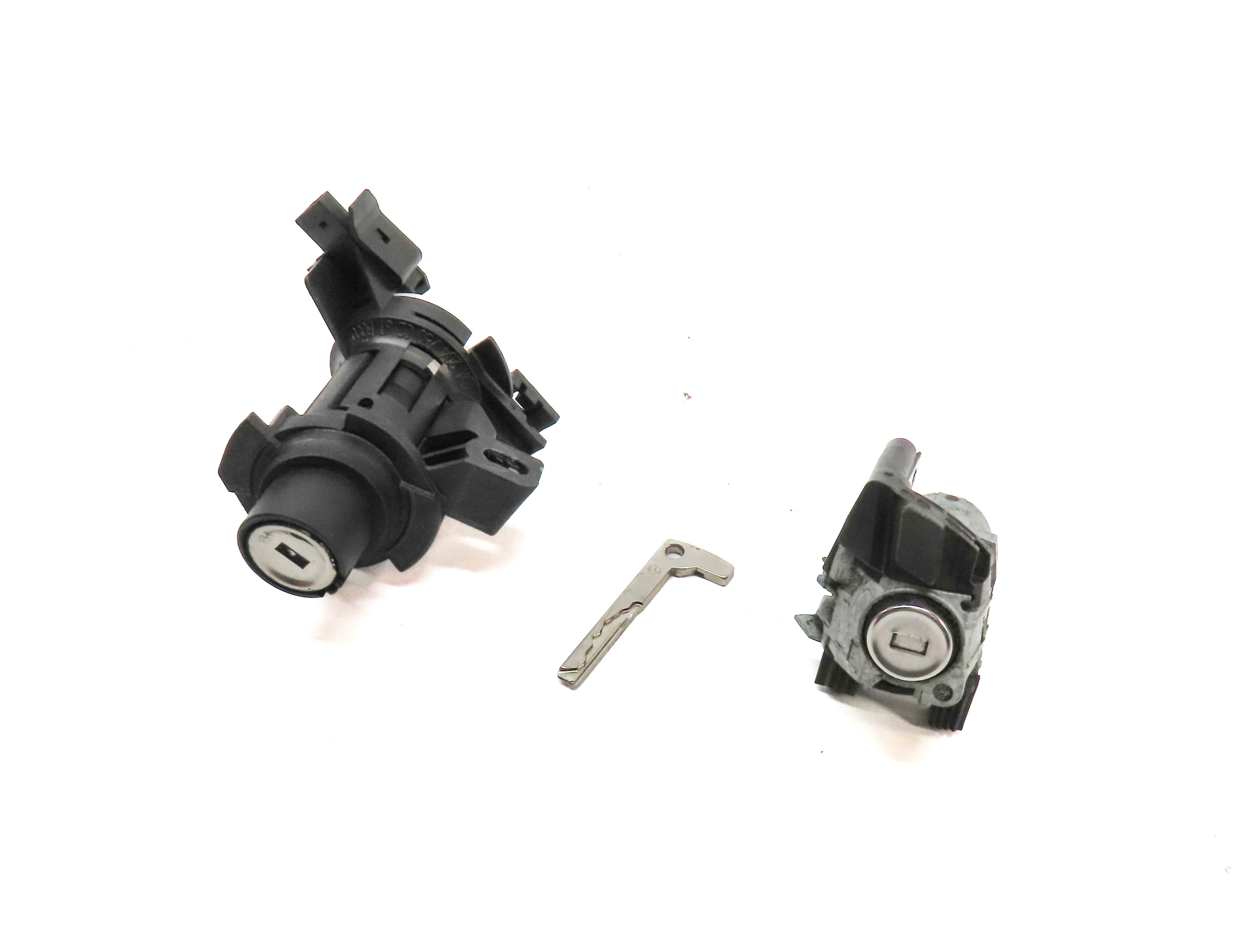 2013 MERCEDES C250 (W204) FRONT DRIVER DOOR REAR TRUNK LID LOCK CYLINDER KEY SET — exact item pictured